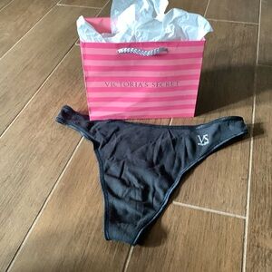 VICTORIA’S SECRET black WEEKEND Thong panties. Size M/L.